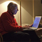 Senioren nutzen den Computer für alltägliche Aufgaben - Foto: Rainer Sturm / pixelio.de